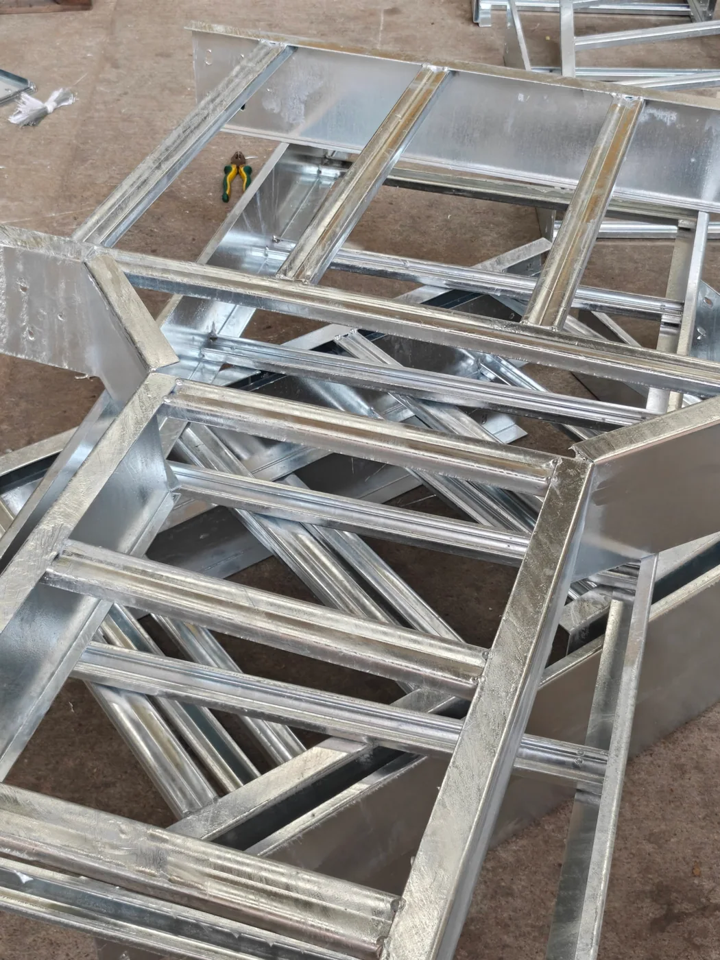 Finished hot-dip galvanized ladder cable tray